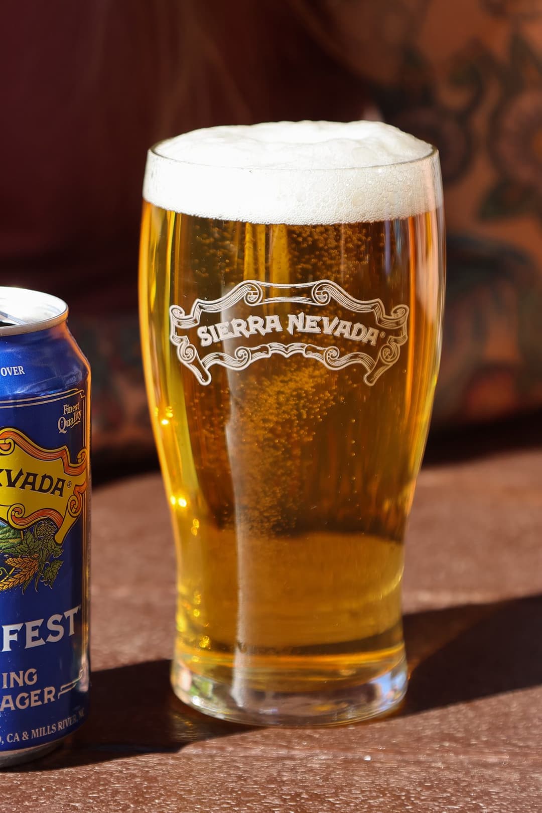 A pint of Sierra Nevada Summerfest next to its blue can